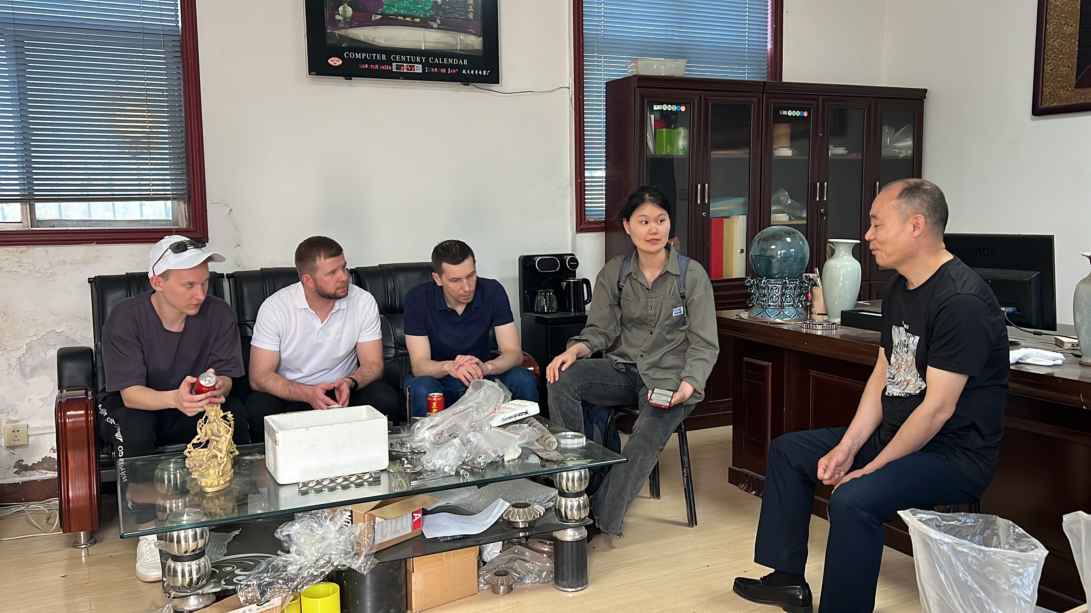 熱烈歡迎俄羅斯客戶到我司參觀考察去毛刺拋光機